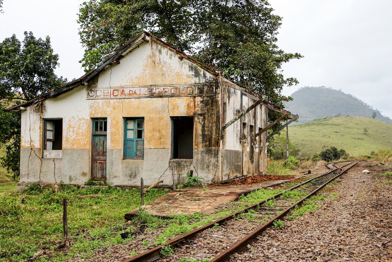 A imagem mostra a estação ferroviária de Cobiça, zona rural de Cachoeiro de Itapemirim, nos dias atuais.