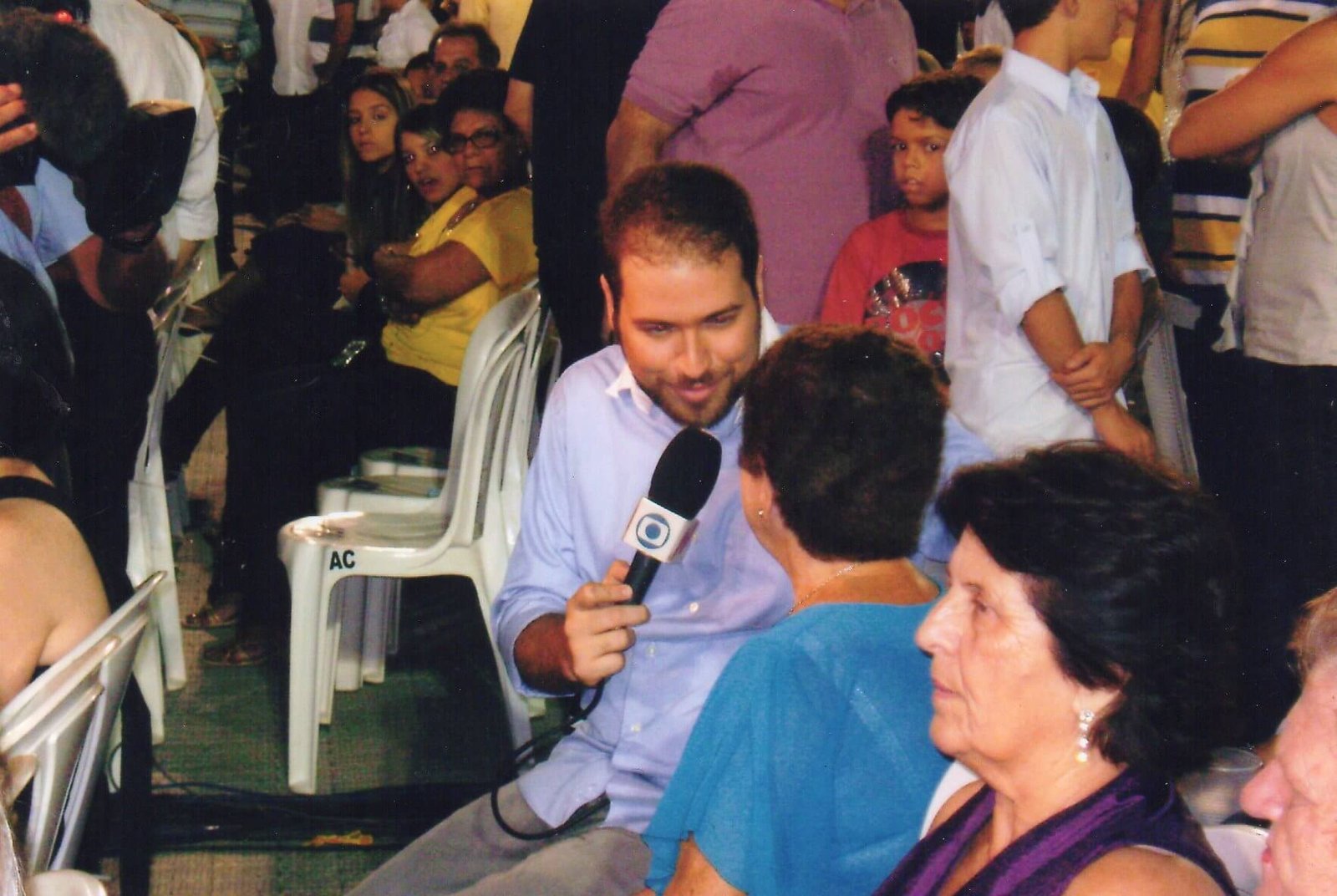 As imagens mostram Gercy Volpato sendo entrevistada por dois repórteres durante o show de Roberto Carlos em Cachoeiro, no ano de 2009.