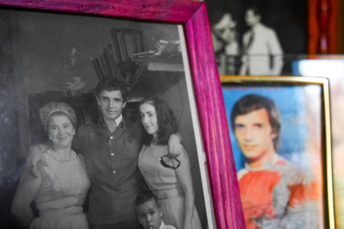 A imagem mostra um porta-retrato com uma foto de Roberto Carlos com as irmãs Volpato.