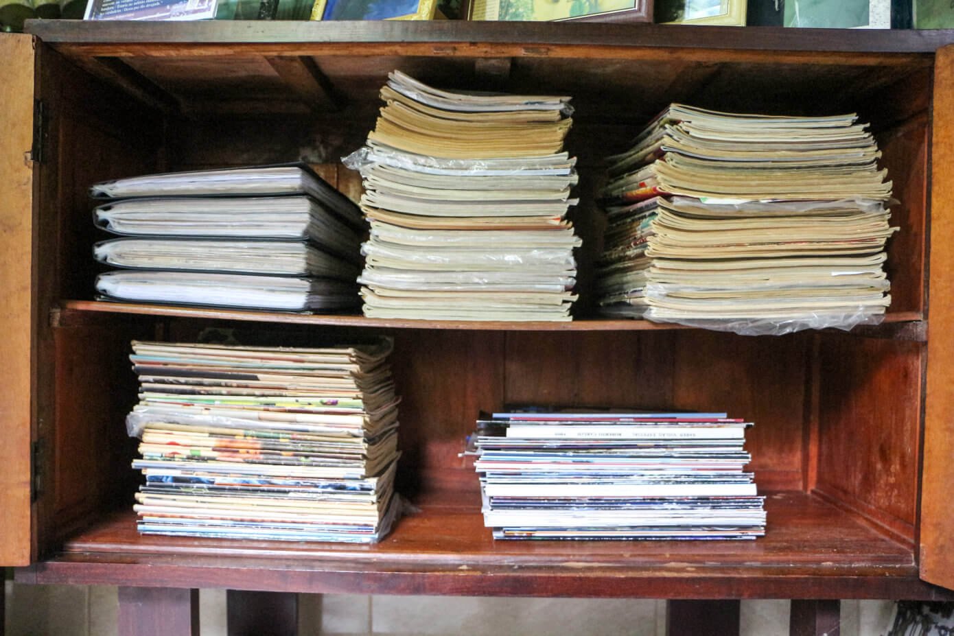 A foto mostra um armário aberto com revistas que fazem parte do acervo de Gercy Volpato.