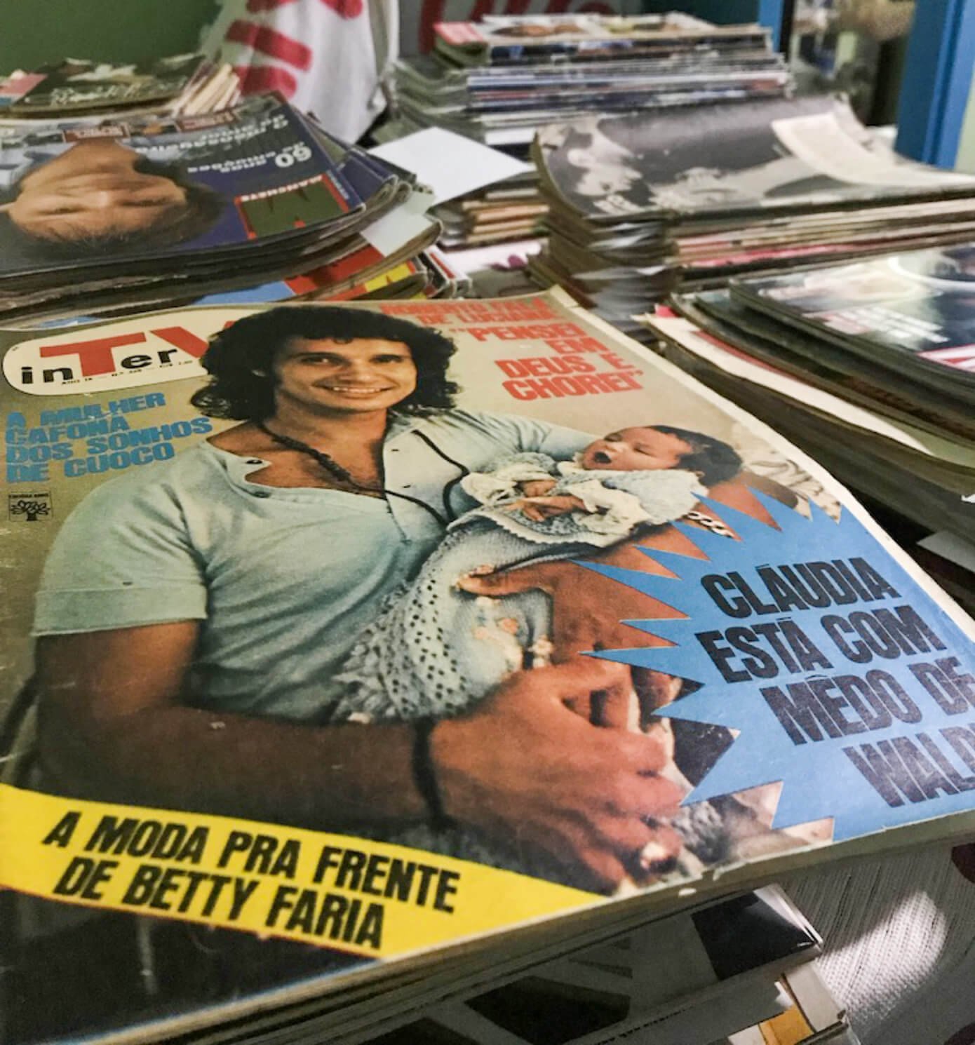 A imagem mostra várias revistas que são parte do acervo das irmãs Volpato.